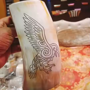 Taza de cuerno para beber tallada vikinga hecha a mano altamente pulida de alta calidad para vino y cerveza hecha por Artesanías de media luna - Product Image 1