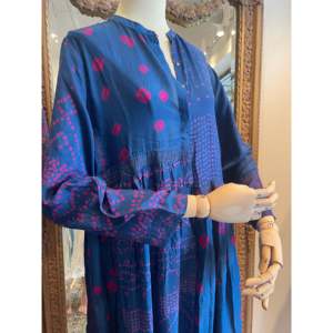 ชุดเดรสสไตล์โบโฮ FOLKLORE 24 แบบ วัสดุหลากหลาย ออกแบบพิเศษด้วยผ้าไหม Bandhani ระบายอากาศได้ดี ฟรีไซส์ เหมาะสำหรับโอกาสในช่วงกลางวัน - Product Image 2