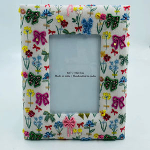 Marco de Fotos de Madera Moderno Hecho a Mano de Lujo, con Cuentas Bordadas, Diseño Ligero y Duradero, Orientación Vertical Personalizable - Product Image 1