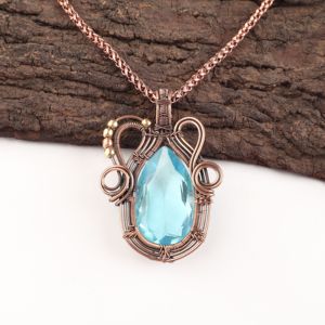 Colgante de Moda con Gema de Topacio Azul Cielo en Forma de Pera, Envuelto en Alambre de Cobre Plateado, Diseño de Collar Azul Océano - Product Image 1