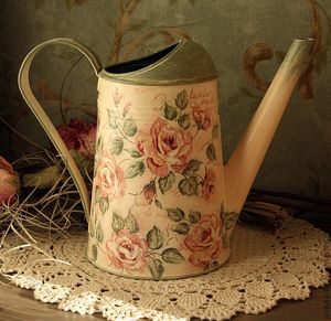 Arrosoir galvanisé accrocheur avec des accents floraux en émail coloré, ajoutant un charme artistique à votre outil de jardin - Product Image 2