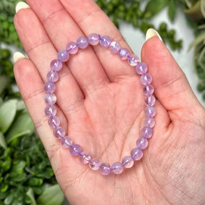 สร้อยข้อมือควอตซ์พระจันทร์ลาเวนเดอร์สำหรับการรักษาจักระหัวใจ - Product Image 1