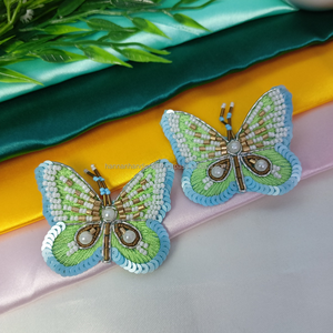 Boucles d'oreilles en résine tendance, meilleurs cadeaux pour filles, design haut de gamme, boucles d'oreilles en résine papillon, artisanat, design moderne, boucles d'oreilles en résine - Product Image 1