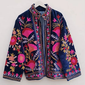 Chaqueta Corta de Invierno Bordada en Terciopelo Suzani, Abrigo Transpirable para Fiestas para Mujer - Product Image 1