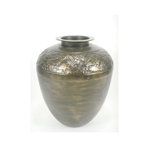 Jarrón de Metal Negro Martillado con Diseño Floral para Decoración de Sala de Estar - Product Image 3