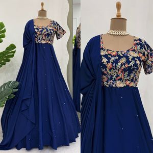 Robe luxueuse en crêpe naturelle lourde avec paillettes et codage Dori Work idéale pour les occasions festives - Product Image 4