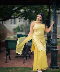 Conjunto de ropa europea de lujo con estilo Top Palazzo Dupatta diseñado con elegancia y sofisticación - Product Image 1