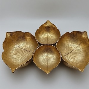 Serveur de fruits secs en aluminium fabriqué à la main avec trois compartiments connectés en forme de feuille en finition or antique conçu - Product Image 2