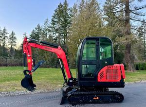 LIVRAISON GRATUITE AGT NT30 MINI-EXCAVATRICE 16 CV Lame avant de 51 pouces Cabine intégrée Ventilateur intérieur Pouce hydraulique Bras oscillant Homologué EPA CE - Product Image 2