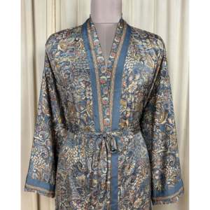 Vestido Kimono de Seda Reciclada Estilo Boho Chic Vintage para Mujer, Ideal para la Playa, Resort, Casa o como Bata de Baño - Product Image 2