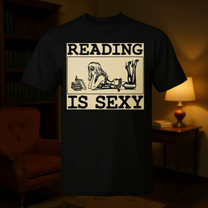 Camiseta Sexy con Diseño Promocional de Chica Pin-Up Vintage Leyendo una Historietas - Product Image 3