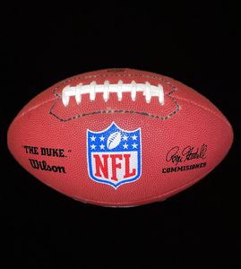 Pelota de fútbol americano Producto de alta calidad para fanáticos y jugadores Peso ligero y duradero - Product Image 1