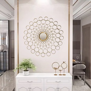 Superbe miroir rond mural en métal doré ajoutant du glamour et de la sophistication aux espaces domestiques de luxe modernes - Product Image 2