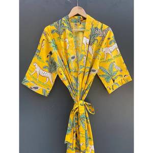 Robe kimono légère en coton artisanal avec imprimé animal pour se prélasser confortablement - Product Image 1