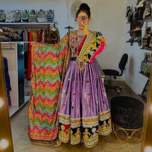 Vestido Largo Hecho a Mano por Mujeres Afganas Kuchi con Bordado de Hilos Coloridos y Finas Costuras en Tela de Chifón - Product Image 3