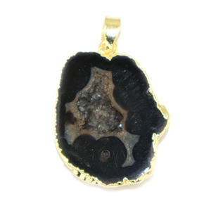 Pendentif en pierre de géode noire unique et tendance, forme fantaisie, plaqué or 18 carats, métal en laiton, bijoux à la mode pour femmes, vente en gros - Product Image 1
