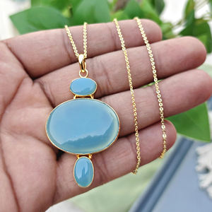 Collier pendentif de grande taille en calcédoine bleue triple pierre de haute qualité, laiton massif plaqué or 18 carats, chaîne en câble faite à la main - Product Image 1