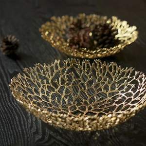 Élégant plateau de service en métal plaqué or avec base en bois durable pour boissons, collations, décoration d'intérieur élégante - Product Image 5