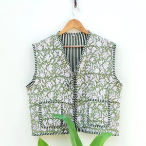 Gilet matelassé en coton Veste matelassée de style vintage, manteau à fleurs à col en V, cadeaux de vacances, veste en coton sans manches pour femmes - Product Image 1