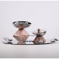 Brûleur de Bakhoor d'encens en métal robuste d'aspect attrayant de couleur rouge avec plateau et poignées polis brillants argentés pour une meilleure prise en main