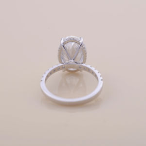 Anillo de Compromiso con Diamante Cultivado en Laboratorio de Corte Ovalado de 3.00Ct con Banda Pavé con Halo Oculto en Oro Blanco, Rosa y Amarillo de 18K - Product Image 4