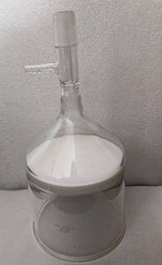 Entonnoir en verre borosilicate MAYALAB 1000 ml avec disque filtrant fritté, largeur de sortie 10 mm, joint intérieur pour laboratoire sous vide - Product Image 3