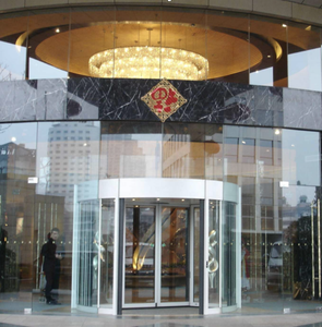 Puerta giratoria de PVC de movimiento rápido de alta calidad 9 Diseño moderno Múltiples tamaños Opciones de color El mejor precio para aplicaciones exteriores - Product Image 1