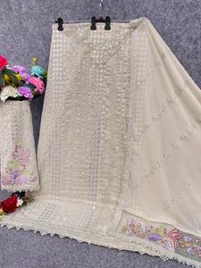 Costume pakistanais de qualité supérieure avec broderie lourde, disponible pour les occasions de fête ou les mariages, en gros - Product Image 3