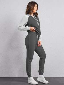 Vêtements de sport à capuche de couleur personnalisée pour femmes Survêtements d'entraînement de sports d'hiver imprimés et stylés Vêtements durables adaptés au fitness - Product Image 3