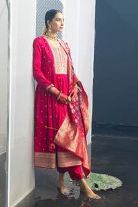 Colección Premium: Kurti, Pantalón y Dupatta de Seda Banana con Bordado Zari Dorado, Fabricante de la India a Precio de Mayoreo - Product Image 2