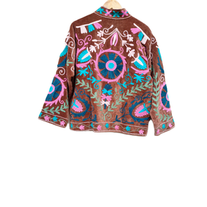 Veste Velvet Artisan Brodé Suzani Velvet Jacket avec Grey Striped Fabriqué avec des matériaux de haute qualité et a un look Suzani - Product Image 2