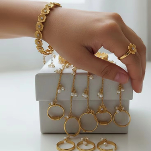 Ensemble de bijoux vintage pakistanais Polki avec des motifs dorés complexes, Maang Tikka rond, boucles d'oreilles Chandbali surdimensionnées et perles festonnées - Product Image 4