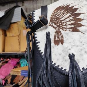 Sac en cuir de vachette occidental en relief au laser sac à bandoulière en cuir de fourrure avec sangle d'outillage à la main sac à main de qualité supérieure sac à pompon - Product Image 3
