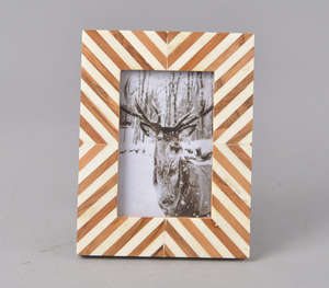 Marco de Fotos Personalizable con Diseño Geométrico Zigzag Hecho a Mano, con Secciones en Madera Cálida y Crema, para un Estilo Contemporáneo - Product Image 4