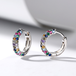 Boucles d'oreilles créoles tendance en argent 925 avec cristaux multicolores sertis clos pour femme, à porter au quotidien - Product Image 4
