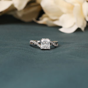 Lujoso anillo de compromiso de plata esterlina para mujer con corte princesa, Diamante cultivado en laboratorio y vástago redondo dividido certificado IGI - Product Image 1