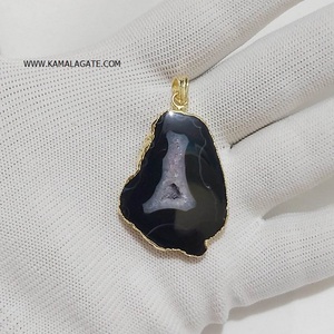 Collier avec pendentif en cristal d'agate naturelle, géode druzienne et pierre galvanisée, pierre semi-précieuse, artisanat avec pendentif plaqué - Product Image 2