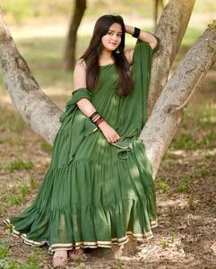 Salwar Kameez de créateur de style traditionnel indien pakistanais, avec grandes volants et fronces, et magnifique dupatta en faux Georgette épaisse, couleur soleil. - Product Image 1