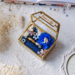 Moderno Joyero Geométrico de Cristal con Marco Dorado, Exhibidor de Anillos de Boda de Terciopelo, Estuche para Anillo de Compromiso con Flor Preservada - Product Image 1