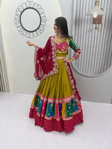 Conjunto de falda Lehenga tradicional india con diseño de bloques de color y dupatta estampada para uso festivo en bodas. - Product Image 2