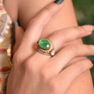 Anillo de cóctel llamativo con halo de plata y piedra verde, acabado en oro vintage, joyería victoriana ajustable - Product Image 1