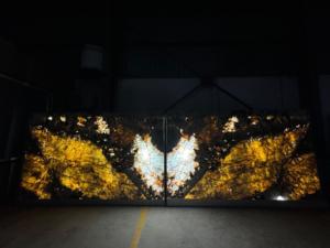 Losa de mármol translúcido con forma de piedra grande de opulencia moderna con acabado superficial pulido para aplicaciones hoteleras - Product Image 3