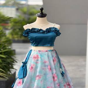 VASTRA COTTAGE Lehenga de Seda Organza Pura con Estampado Digital y Blusa Acolchada de Satén con Tira de Perlas, Ropa de Diseñador - Product Image 3