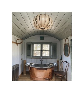 Bañera de cobre antigua con comodidad de remojo profundo y pátina terminada a mano ideal para diseños rústicos de alta gama - Product Image 1