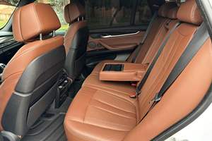 SUV de luxe de taille moyenne d'occasion 2023, moteur turbocompressé puissant, transmission intégrale, performances et caractéristiques haut de gamme - Product Image 5