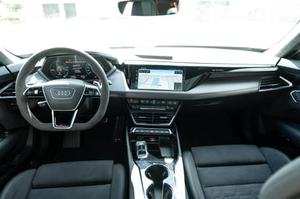 Sedán R S E-tlon GT AWD 2024 con Neumáticos R18, Asientos de Cuero, Techo Panorámico, Batería de Litio de 110 kWh, Pantalla Táctil - Product Image 3