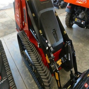 Mini-chargeuse compacte sur chenilles Toro Dingo d'occasion, rouge, essence, avec attache frontale, pour travaux d'aménagement paysager et de construction, à vendre - Product Image 5