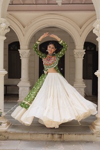 Fabricant indien de Kurtis et Lehengas attrayants en faux georgette avec imprimé Bandhani et patchwork Kutchi - Product Image 2