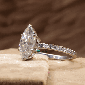 Marquesa y diamante de corte redondo solitario con acentos anillo de compromiso para mujer - Product Image 5