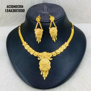 Ensemble de collier en laiton plaqué or Bijoux de mode avec chaîne de boîte à motif de fleurs pour mariage et fête - Product Image 1